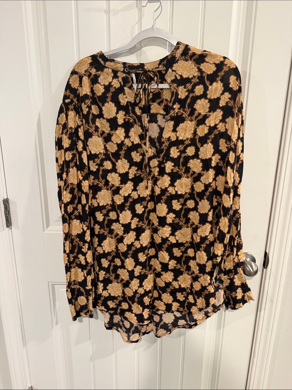 Free People Womens Black and Tan Floral Tie-Neck Blouse